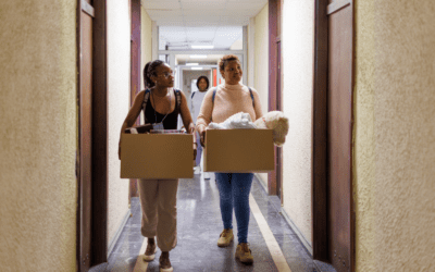How Long Should Parents Stay After College Move-In Day?